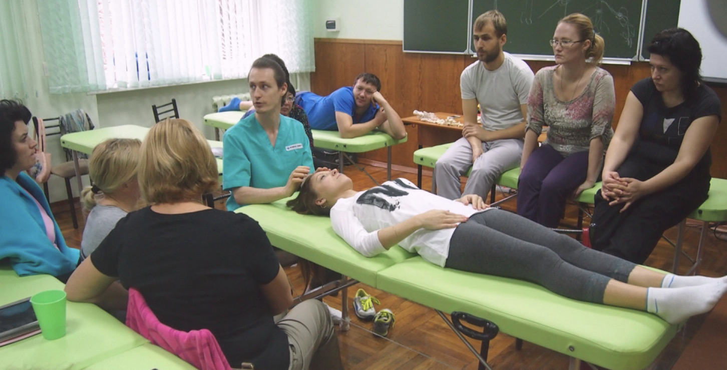 Sergey Kolesov beim Unterricht in einem osteopathischen Ausbildungsprojekt